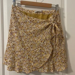 ABERCROMBIE women’s floral yellow high waisted skirt.